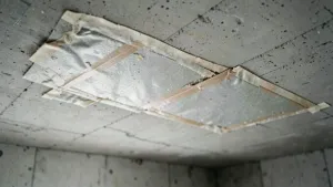 montaż płyt pir na suficie betonowym