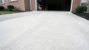 Podjazd z betonu szczotkowanego